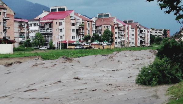 Alertă de inundații în România. Râuri din mai multe județe, sub cod portocaliu de viituri până la noapte