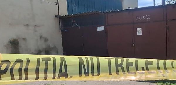 Dublă crimă în Teleorman: O mamă şi un fiu, ucişi de un recidivist. Un al doilea bărbat a ajuns la spital