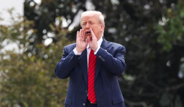 Trump, pe acoperișul Casei Albe, glumește că va amplasa rachete nucleare