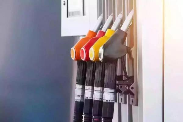Preţurile la carburanţi sunt în scădere, faţă de cele afişate în ziua precedentă