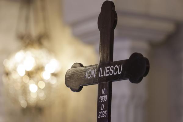 Detaliul important de pe crucea lui Ion Iliescu. Ce litere lipsesc şi legătura cu un moment decisiv al vieţii
