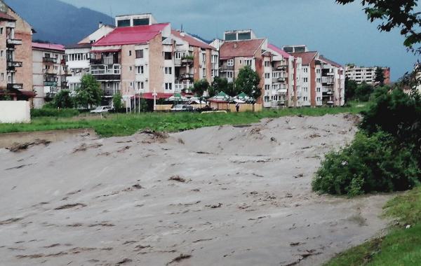 Alertă de inundații în România. Râuri din 23 de județe, sub coduri galben şi portocaliu până la noapte
