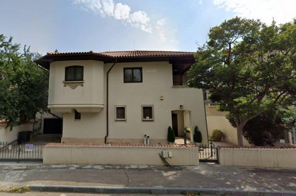 Cum arată vila de 241 de metri pătraţi a fostului preşedinte Traian Băsescu, din zona Zambaccian