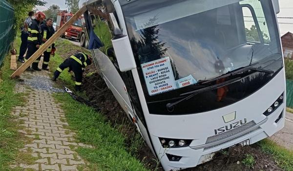 Un autobuz cu 26 de pasageri, între care 14 copii, s-a răsturnat într-un şanţ din Harghita