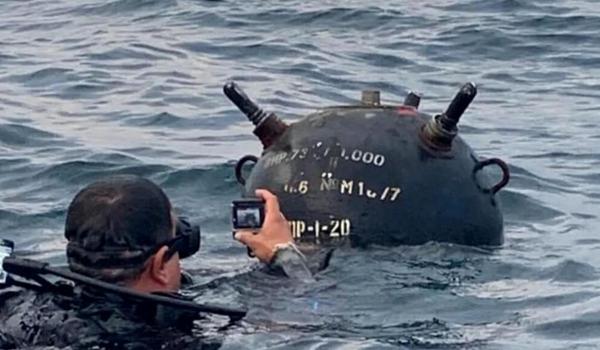 Mină marină adusă de curenţi aproape de plaja de la Vadu. A fost distrusă în Poligonul Capu Midia