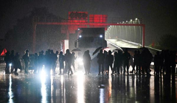 După căderea guvernului, Franța intră într-o nouă etapă de instabilitate. Sunt anunţate greve şi proteste