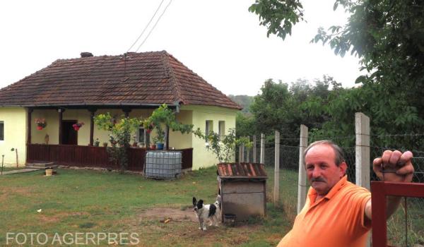 Satul din România cu un singur locuitor. Localnicii au plecat, dar turiștii cumpără case pe bandă rulantă