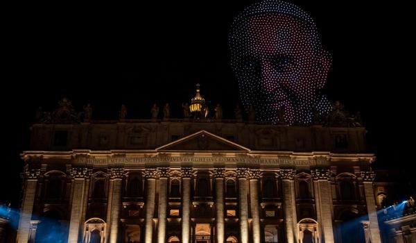 Imagini spectaculoase la Vatican: 3.500 de drone au luminat cerul și au creat portretul Papei Francisc