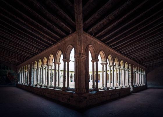 Un bărbat a furat banii din două cutii ale milei