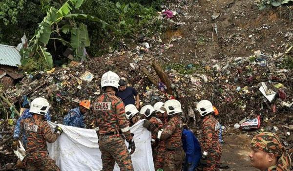 Cel puţin 12 persoane, între care 5 copii, au murit în urma alunecărilor de teren din Malezia