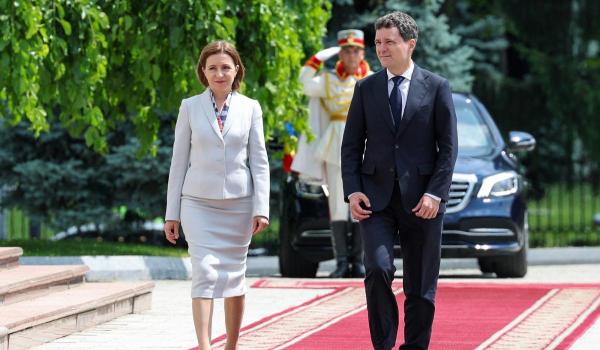 Sondaj: 51% dintre români nemulţumiţi de politica externă a lui Dan. Au încredere în Maia Sandu și Trump