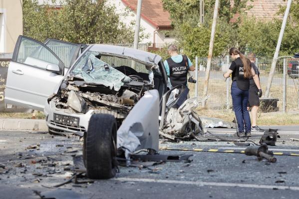 Mașină distrusă în accident