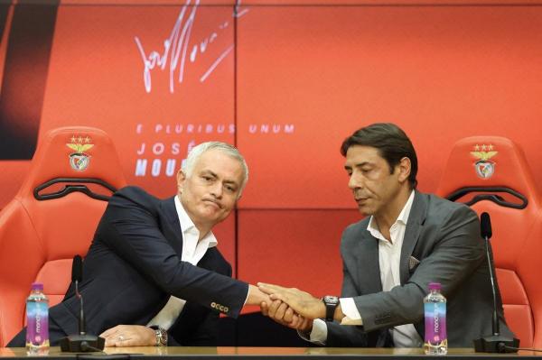 Jose Mourinho, alături de legendarul Rui Costa, actualul preşedinte al Benficăi