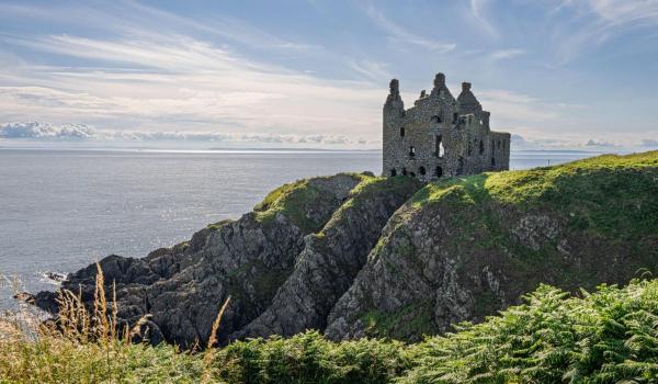 Castel "bântuit" scos la vânzare în Scoţia, după 300 de ani. Cu cât se vinde