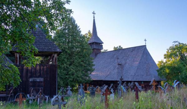 Un tânăr din judeţul Dâmboviţa a distrus uşa bisericii din comună şi 5 cruci din cimitir. A fost reţinut
