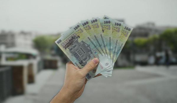 Oraşele Bucureşti şi Cluj conduc topurile salariale din România. Judeţele aflate la coada clasamentului