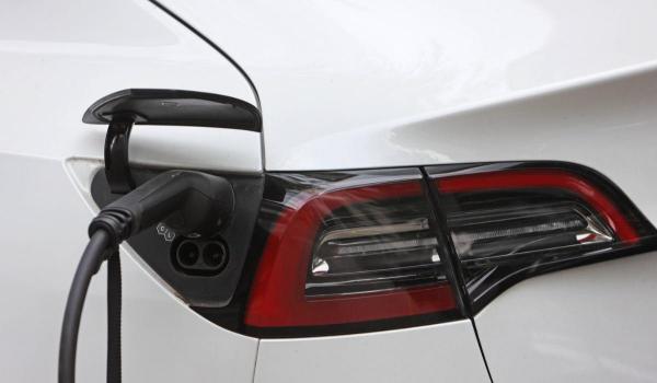 Ce maşini preferă românii în 2025? Piața mașinilor verzi accelerează: 3,5%