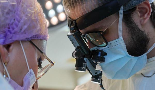 Un bărbat şi-a recăpătat vederea după ce medicii i-au extras un dinte şi i l-au implantat în ochi