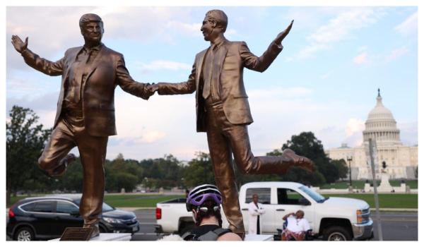 O statuie cu Donald Trump şi Jeffrey Epstein, instalată discret în faţa Capitoliului