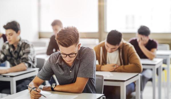 Stimulente financiare pentru elevii cu media 10 la examenele naţionale. Câţi bani vor primi