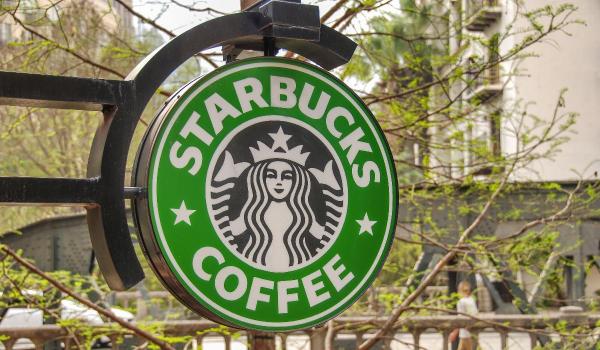 Starbucks închide 100 de cafenele şi concediază 900 de angajaţi în SUA