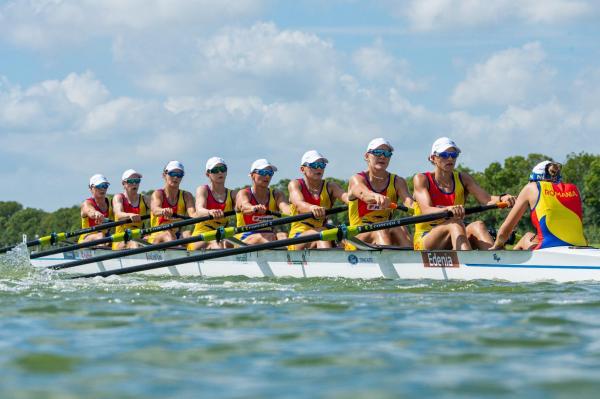 Echipajul feminin de 8+1 la canotaj al României, medaliat cu argint la Mondiale