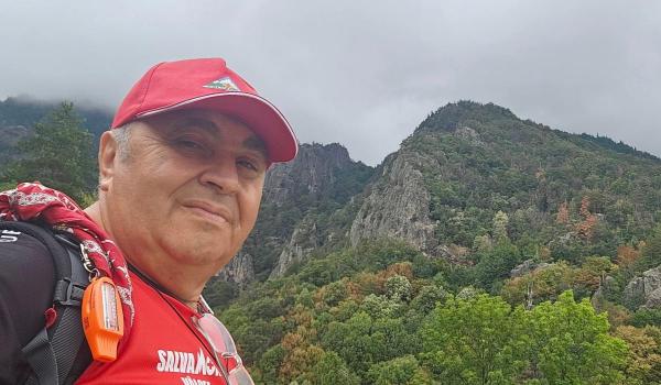 Salvamontist din Vâlcea, găsit mort lângă maşină, pe un drum forestier