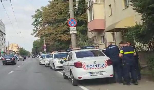 Un bărbat din Timișoara i-a atacat pe polițiști cu făcălețul. Au intervenit 7 echipaje
