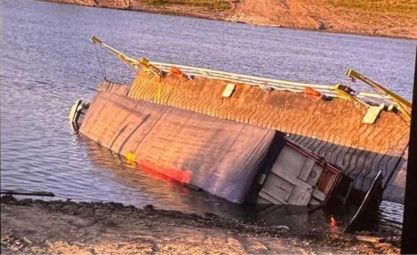 Un bac s-a scufundat în Dunăre, la câteva secunde după ce un TIR plin cu floarea-soarelui a urcat pe el