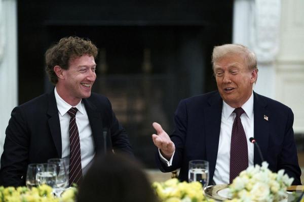 Facebook, dată în judecată de Mark Zuckerberg pentru că i-a şters contul şi l-a acuzat de fals