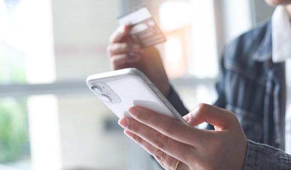 O suceveancă a rămas fără 65.000 de lei după ce i-a investit într-un fond fictiv. Cum a fost păcălită