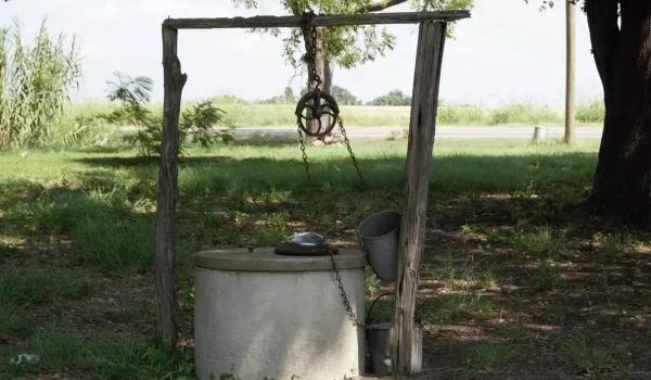Bărbat de 81 de ani, găsit mort într-o fântână. Poliţiştii încearcă să afle cum a murit bătrânul
