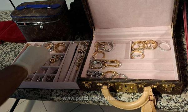 Două românce venite din Dubai, prinse pe Otopeni cu bijuterii, ceasuri și bani, în valoare de 3 milioane €