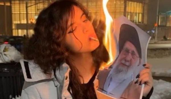 Revolta femeilor iraniene: Îşi aprind ţigările folosind fotografii arzând ale liderului suprem