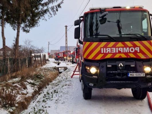 Adolescent de 16 ani, găsit mort într-o casă cuprinsă de flăcări în judeţul Braşov