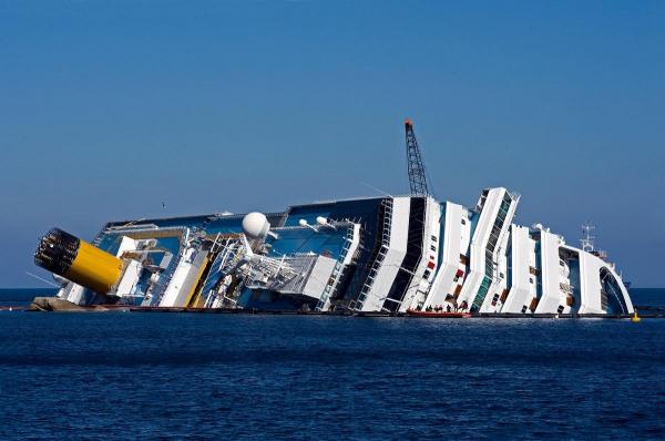 Pe 13 ianuarie 2012, nava de croazieră Costa Concordia s-a scufundat pe coasta Italiei