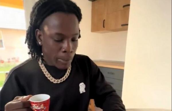 Reacţia unui american care a mâncat pentru prima data sarmale şi salată boeuf: "Îmi cere zilnic"