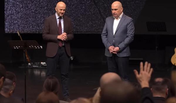 Premierul Ilie Bolojan, pe scena unei biserici baptiste din Oradea: "Dumnezeu să aibă în pază țara noastră"