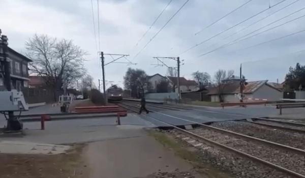 Momentul în care un bărbat este la un pas de a fi spulberat de tren. Reacţia CFR
