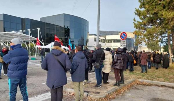 Sute de angajați ai unei companii de lux s-au trezit dați afară peste noapte. Disperare și lacrimi în Italia