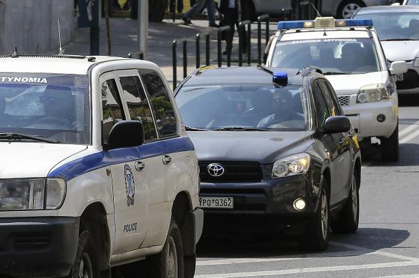 Român arestat pe aeroportul din Salonic după ce a fost prins cu parfumuri furate de mii de euro în bagaj