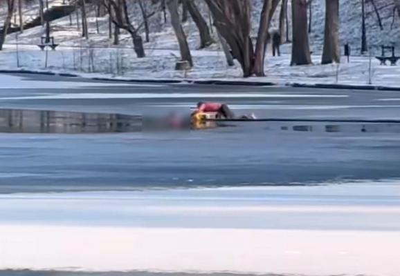 Momentul când un indian sare în apă să salveze fetiţa din Craiova, în timp ce pompierii abia pregăteau barca