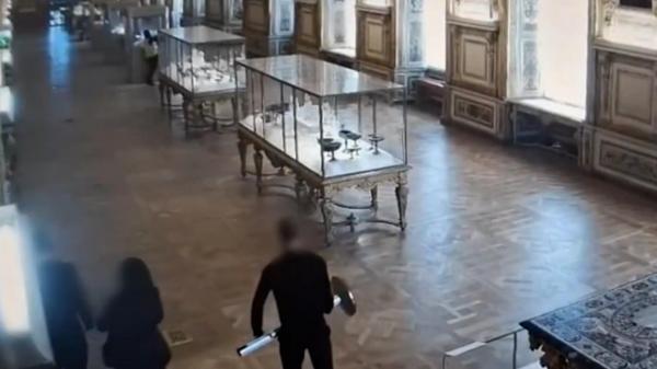 Noi imagini cu jaful de la Luvru. Hoții lovesc în 4 minute de faţă cu agenţii "înarmaţi" cu o paletă de ghidaj