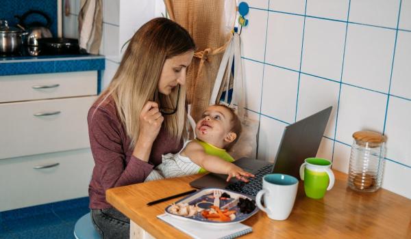 720 de euro pentru mamele care lucrează. Ţara europeană care acordă bonusul generos