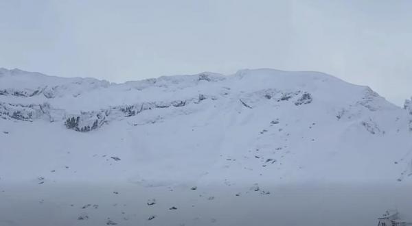 Avalanşă de mari dimensiuni în Munţii Făgăraş, declanşată de doi schiori