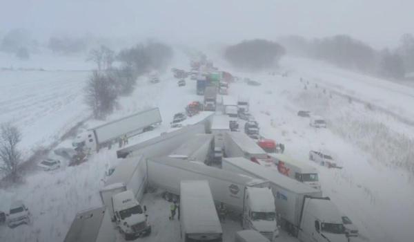 Haos pe drumurile din Michigan. O furtună de zăpadă a provocat un carambol cu peste 100 de maşini