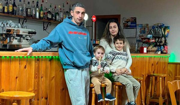 Doi români au deschis singurul bar dintr-un sat cu 56 de locuitori în Spania. Servesc mâncare ca la mama acasă