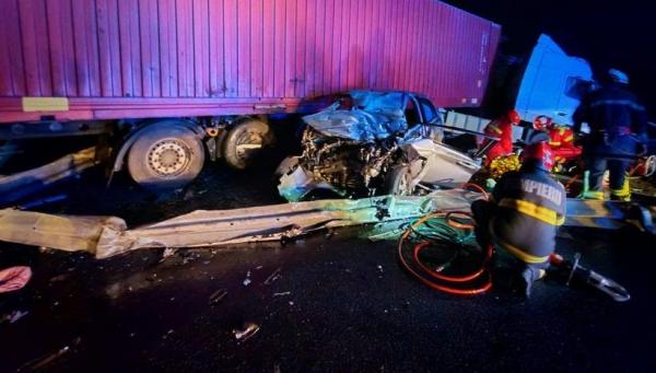 Familie distrusă în accident cu TIR pe A1, în Simeria. O femeie a murit în impact. Maşina, un morman de fiare