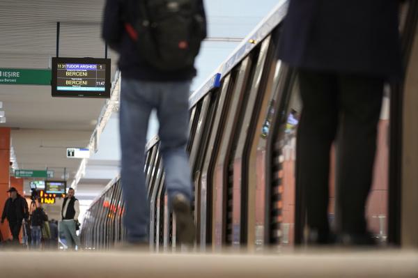 Incident la metrou la Constantin Brâncoveanu. O femeie de 60 de ani, prinsă sub garnitură