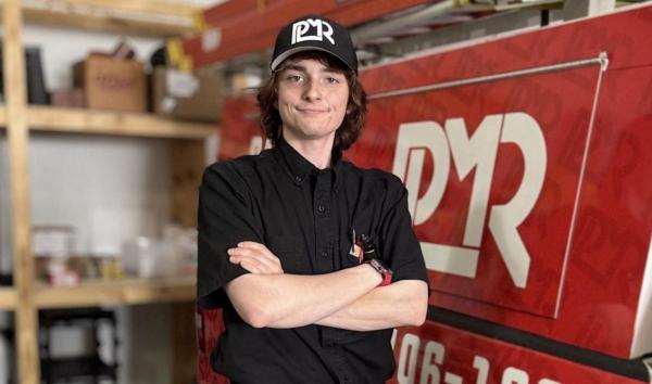 La 23 de ani, a renunțat la facultate, iar acum câștigă sute de mii de dolari ca electrician